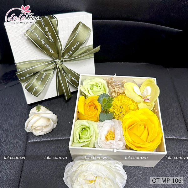 Hộp quà tặng hoa sáp kèm phụ kiện mẫu vuông 106
