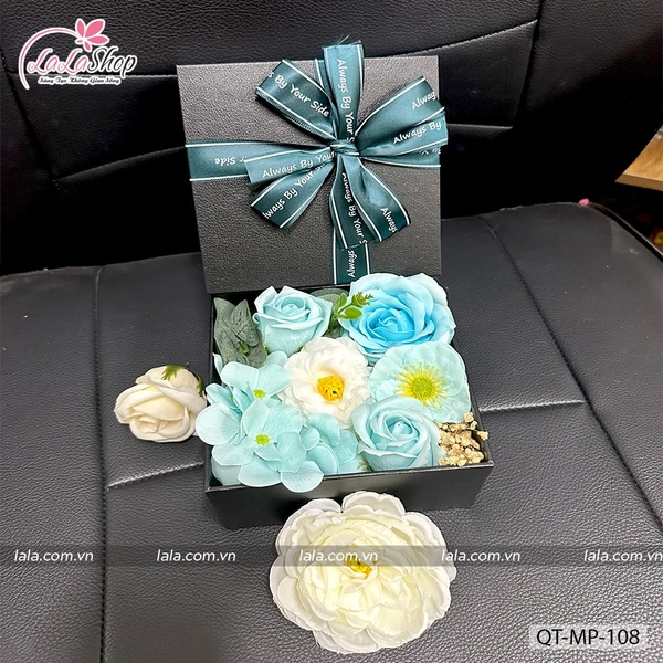 Hộp quà tặng hoa sáp kèm phụ kiện mẫu vuông 108