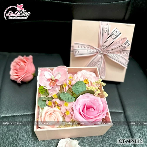 Hộp quà tặng hoa sáp kèm phụ kiện mẫu vuông 112