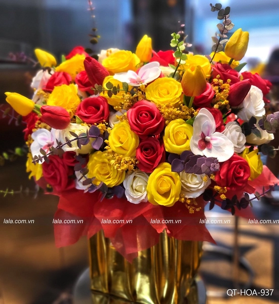 Lẵng hoa sáp thơm để bàn sắc vàng mix nhiều loại mẫu 937