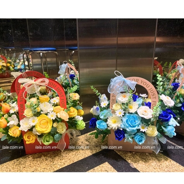 Giỏ hoa sáp thơm để bàn quà tặng dịp đặc biệt (Trắng-Xanh)