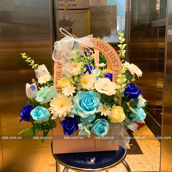 Giỏ hoa sáp thơm để bàn quà tặng dịp đặc biệt (Trắng-Xanh)