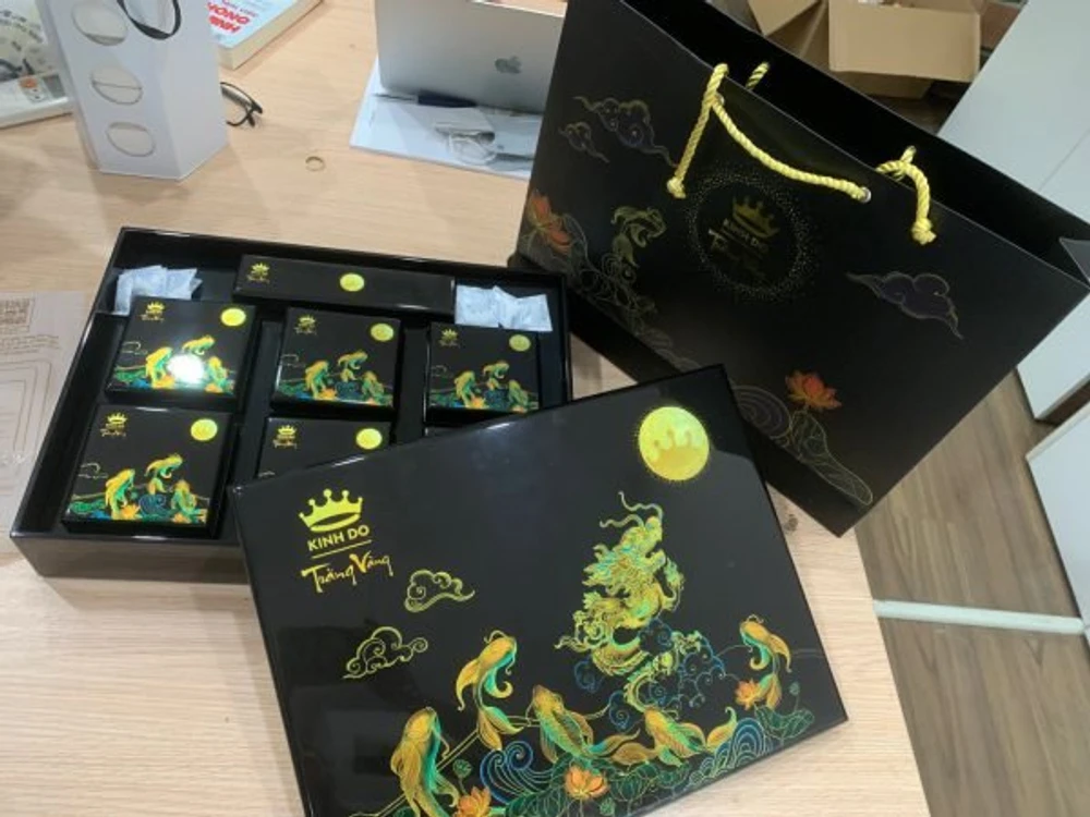 Bánh trung thu Kinh Đô Trăng Vàng Black And Gold Kim Cương Hộp 6 Bánh