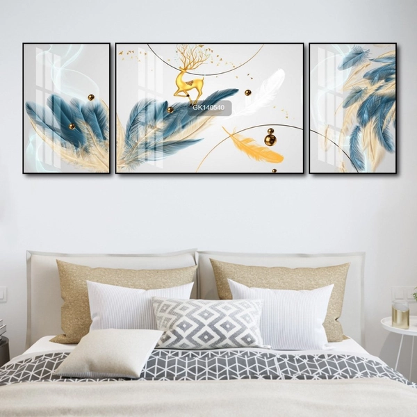 Tranh Treo Tường Hươu Vàng Và Lông Vũ Nghệ Thuật