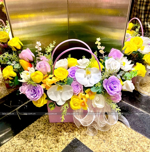 Lẵng hoa hồng sáp thơm để bàn mix nhiều loại hoa xinh xắn