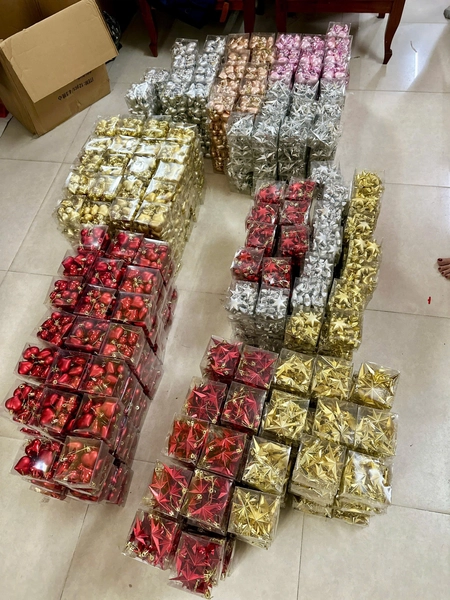 Hộp 12 ngôi sao 8cm nhiều màu trang trí noel