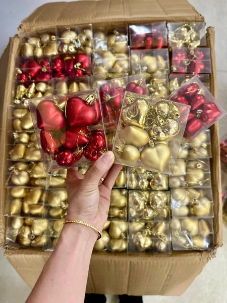 Hộp 12 Phụ Kiện Trái Tim Nhiều Màu Treo Trang Trí Noel