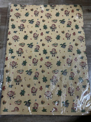 Set 5 Giấy Gói Quà Nền Vàng Kem Hoạ Tiết Ông Già Noel Vui Vẻ Và Cây Thông Xanh