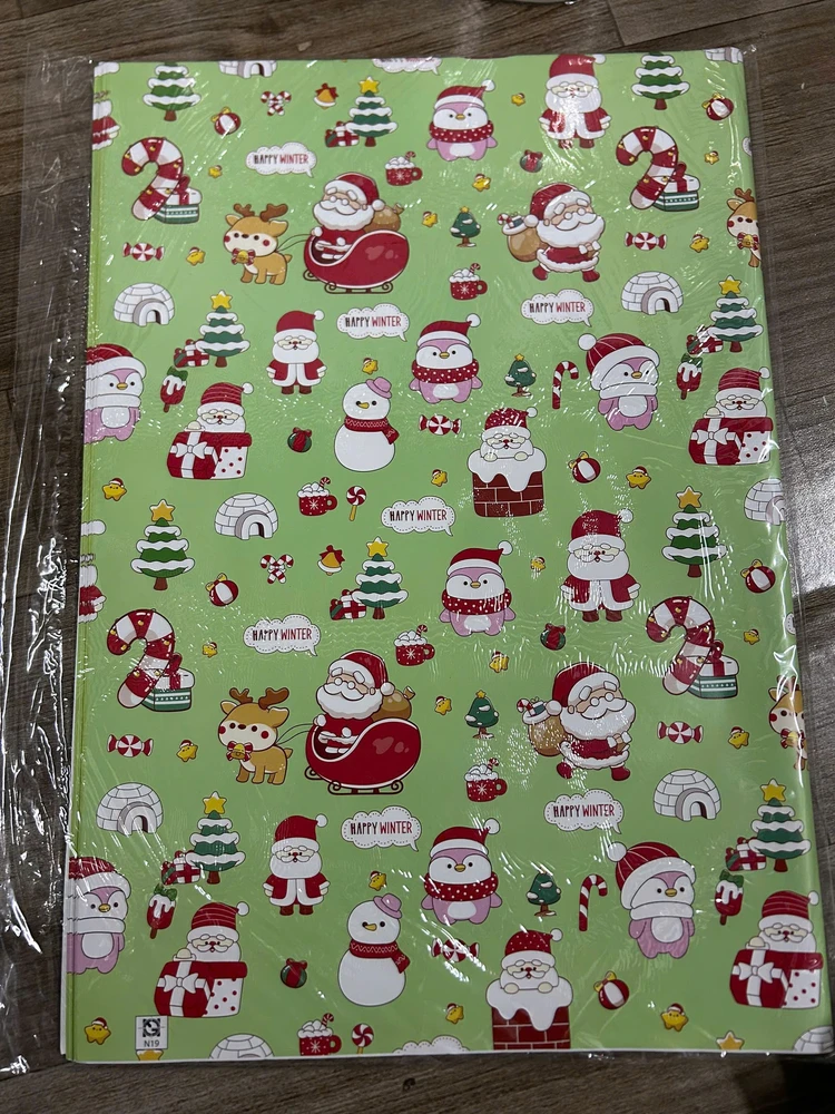 Set 5 Giấy Gói Quà Xanh Lá Hoạ Tiết Ông Già Noel Và Chim Canh Cụt Hồng