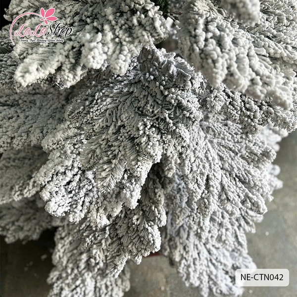 Cây thông đầu nhọn phủ tuyết - Cây treo