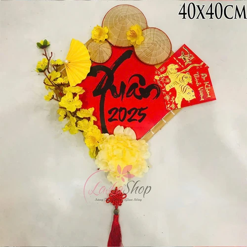 Mẹt xuân 2025 và bao lì đỏ trang trí tết