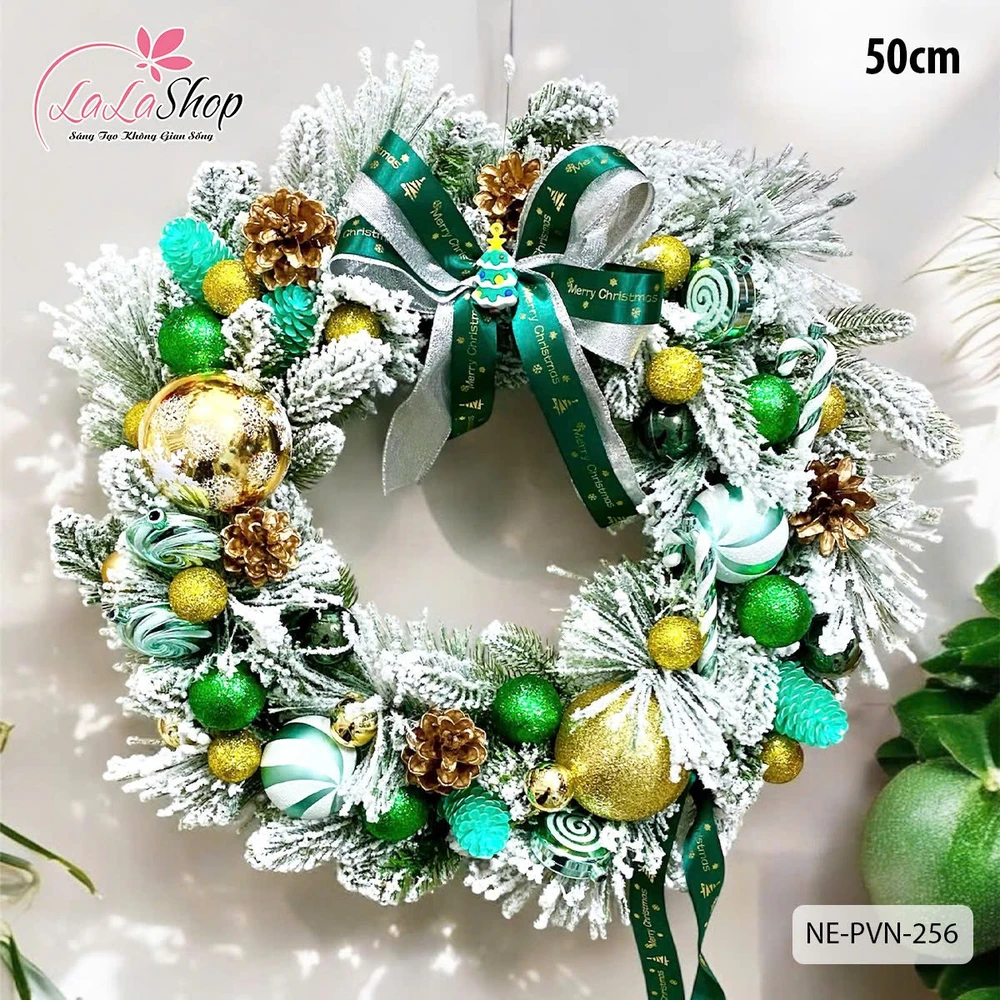 Vòng nguyệt quế 50cm trang trí noel với những quả châu vàng và nơ xanh lung linh sắc màu