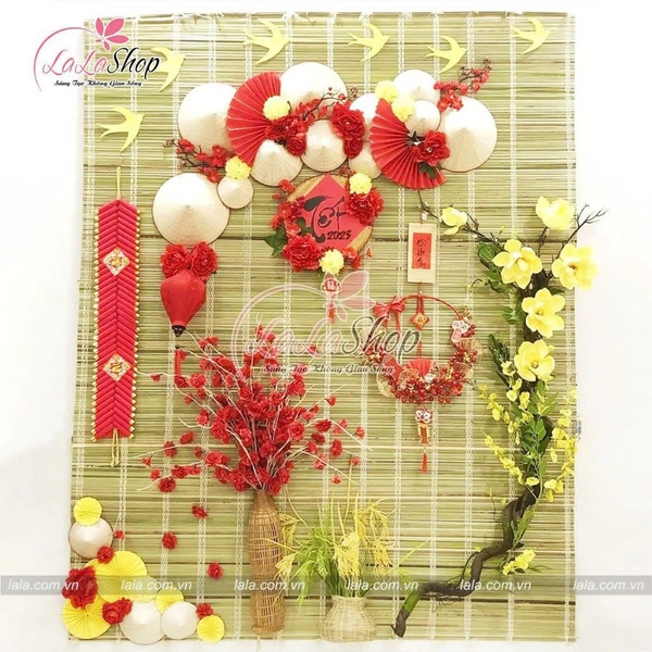 Tiểu cảnh mành tre nón lá pháo đỏ hoa xuân trang trí tết