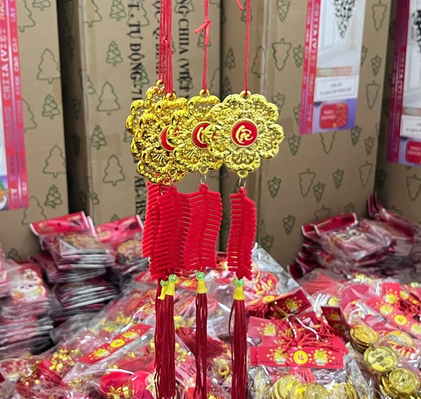 Dây Lộc treo hoa mai vàng chữ lộc và pháo nhung đỏ (set 5 dây)
