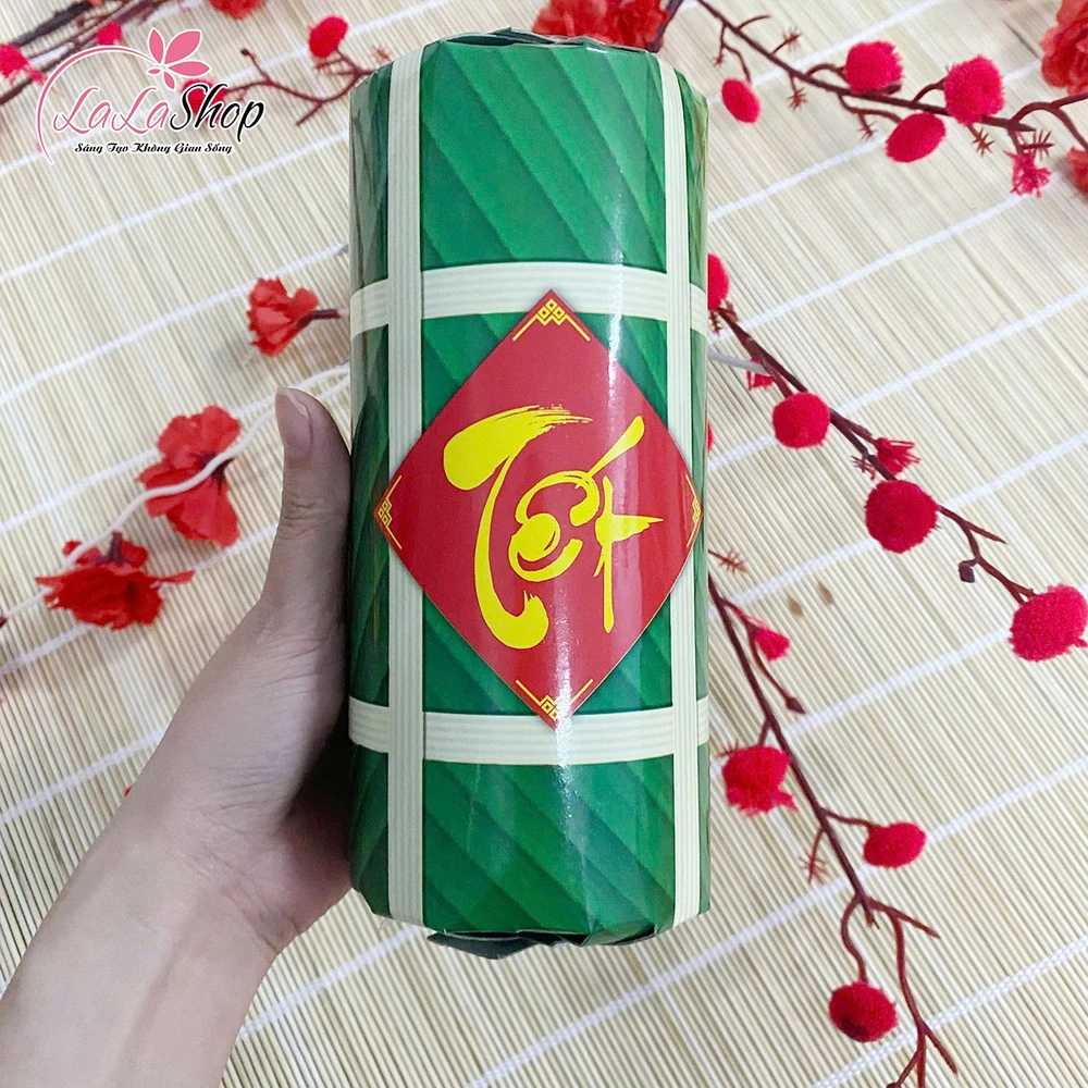 Mô hình bánh tét trang trí tết có chữ tết	vàng vạn sự như ý chữ đen