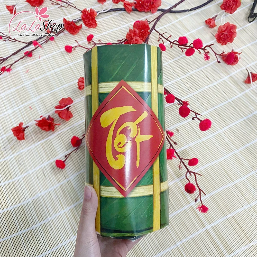 Mô hình bánh tét trang trí tết có chữ tết	vàng vạn sự như ý chữ vàng nền đỏ