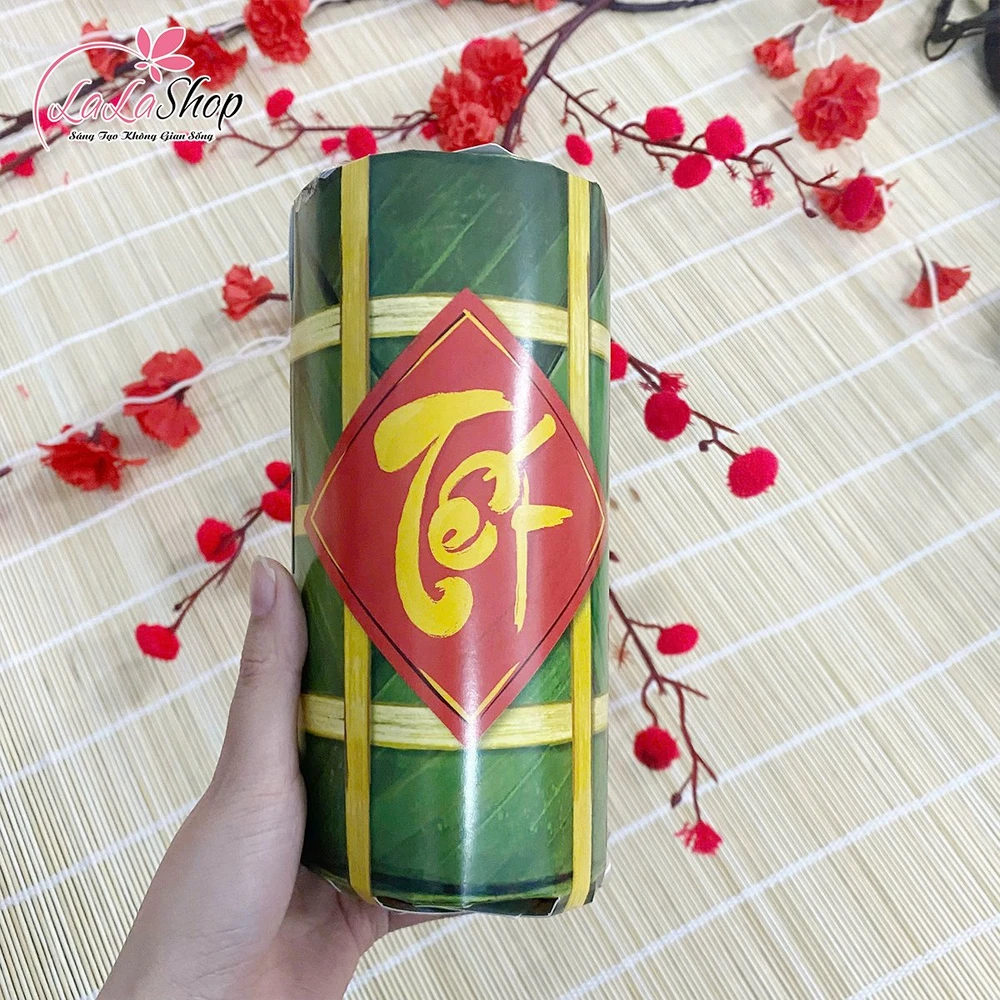 Mô hình bánh tét trang trí tết có chữ tết	vàng vạn sự như ý chữ vàng nền đỏ