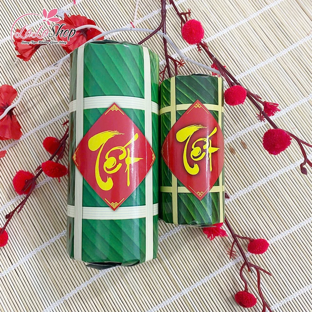 Mô hình bánh tét trang trí tết có chữ tết	vàng vạn sự như ý chữ đen