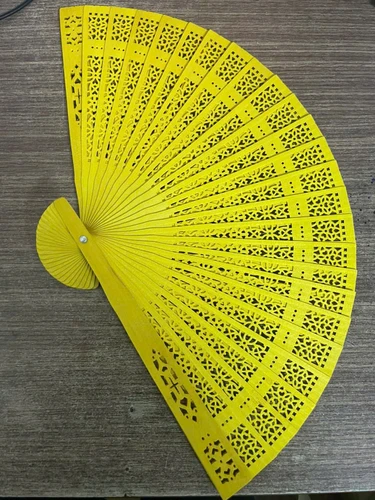 Quạt gỗ đỏ và vàng trang trí tết decor tiểu cảnh đẹp