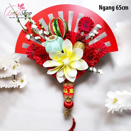 Quạt đỏ cát tường và dây pháo tài lộc trang trí tết