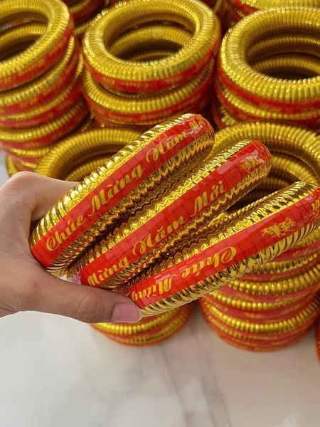 Vòng đế chưng tết kèm chữ chúc mừng năm mới trang trí tết