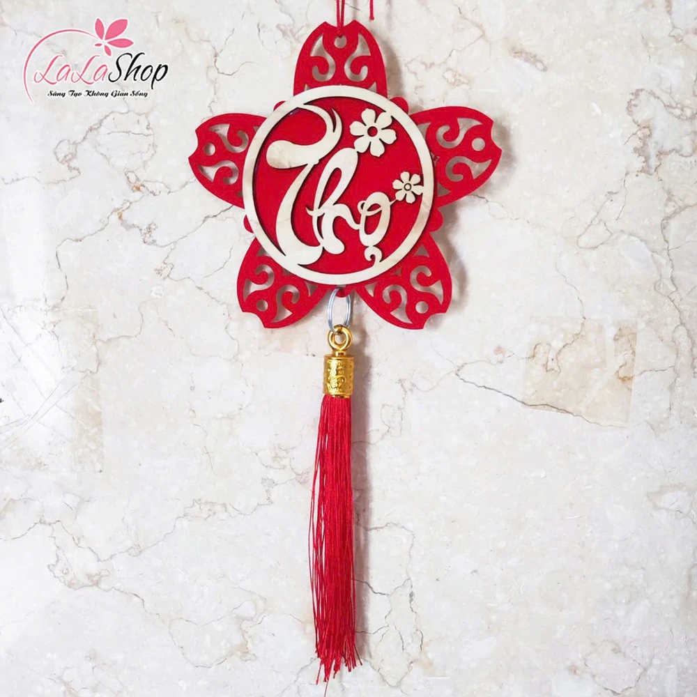 Lộc treo tết bông hoa đỏ chữ thư pháp trang trí tết