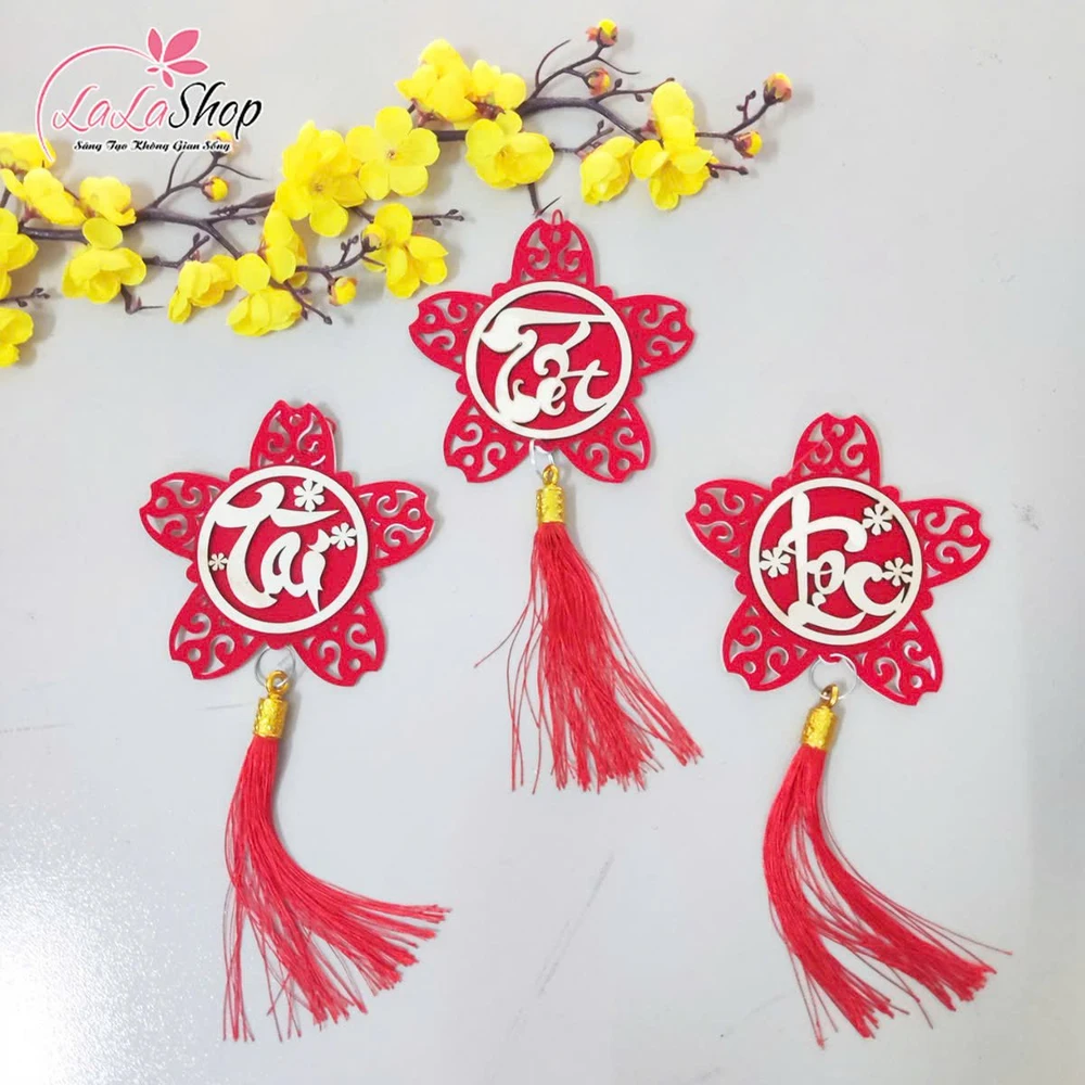 Lộc treo tết bông hoa đỏ chữ thư pháp trang trí tết