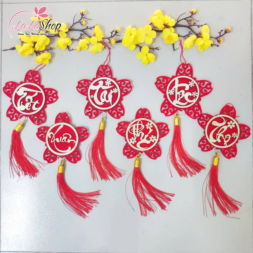 Lộc treo tết bông hoa đỏ chữ thư pháp trang trí tết