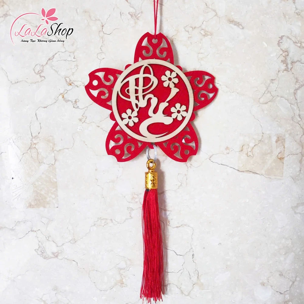 Lộc treo tết bông hoa đỏ chữ thư pháp trang trí tết