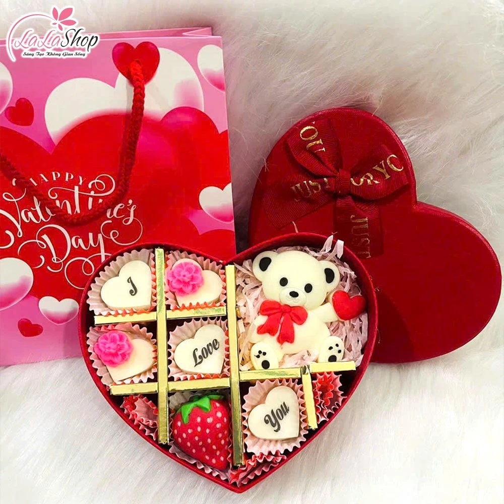 Hộp Socola 10 viên gấu trắng và quả dâu đỏ ngọt ngào quà tặng Valentine ấm áp