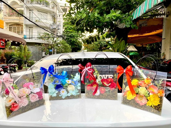 Hộp Hoa Sáp Mica Sang Trọng Món Quà Ngọt Ngào Ý Nghĩa