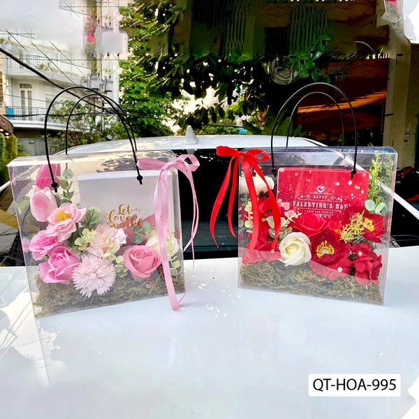 Set Quà Tặng Hộp Mica Hoa Sáp Lung Linh Và Socola Valentine Ngọt Ngào