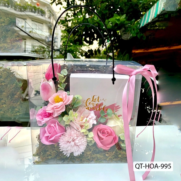 Set Quà Tặng Hộp Mica Hoa Sáp Lung Linh Và Socola Valentine Ngọt Ngào