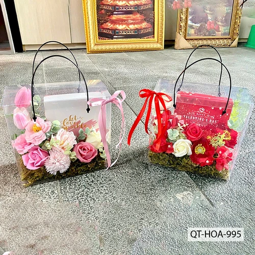 Set Quà Tặng Hộp Mica Hoa Sáp Lung Linh Và Socola Valentine Ngọt Ngào