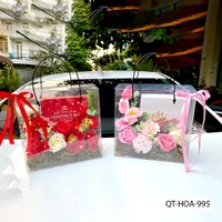 Set Quà Tặng Hộp Mica Hoa Sáp Lung Linh Và Socola Valentine Ngọt Ngào