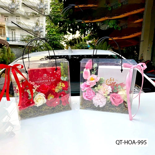 Set Quà Tặng Hộp Mica Hoa Sáp Lung Linh Và Socola Valentine Ngọt Ngào