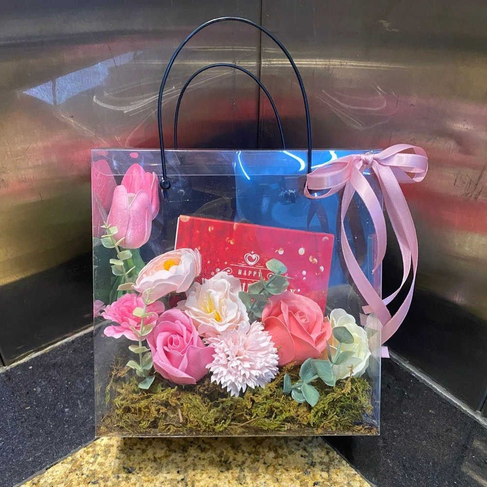 Set Quà Tặng Hộp Mica Hoa Sáp Lung Linh Và Socola Valentine Ngọt Ngào