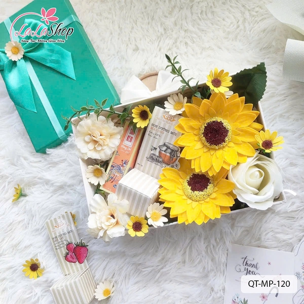 Hộp quà tặng son kem và son dưỡng kèm hoa quà tặng ngọt ngào ý nghĩa