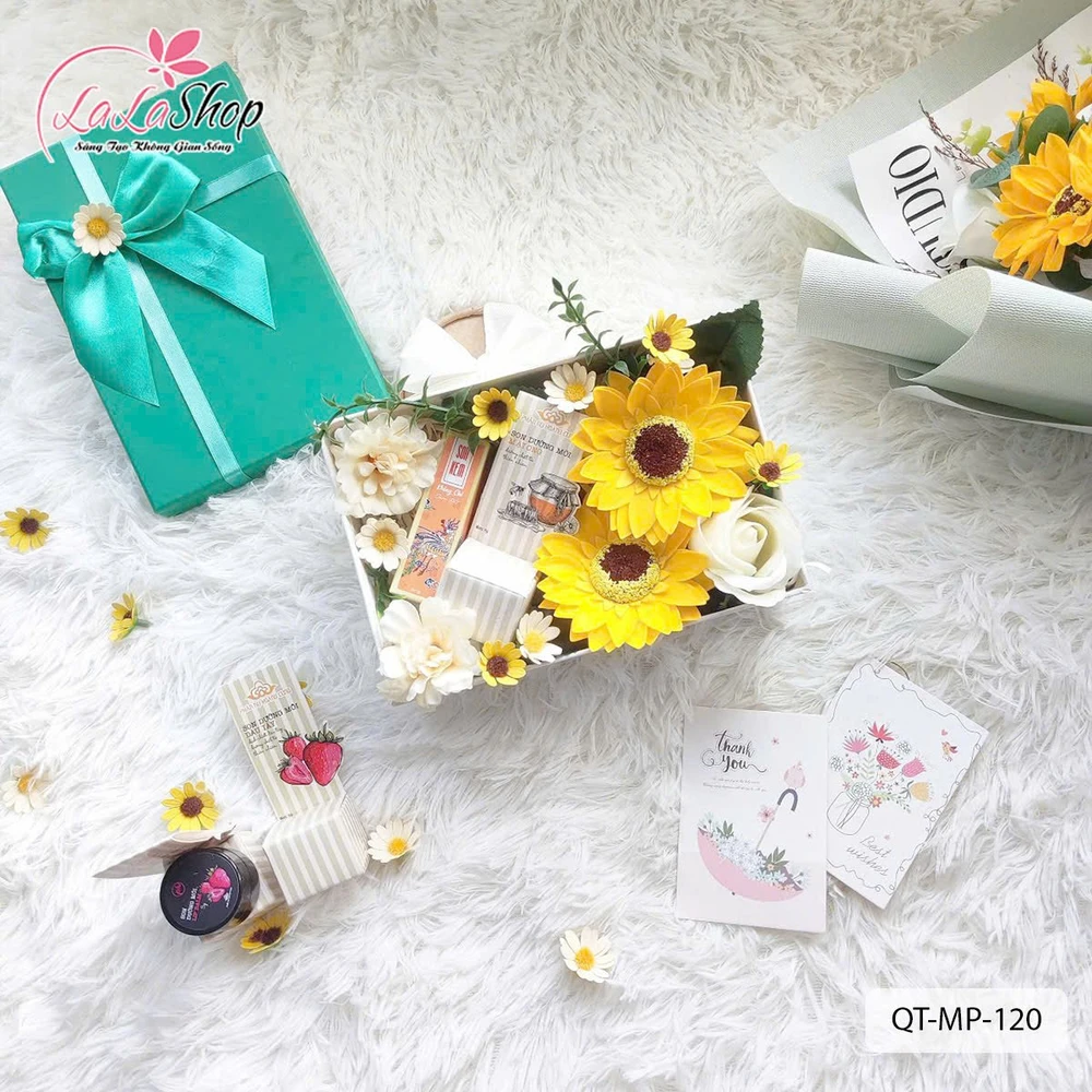 Hộp quà tặng son kem và son dưỡng kèm hoa quà tặng ngọt ngào ý nghĩa