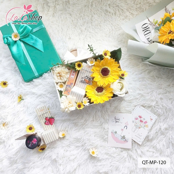 Hộp quà tặng son kem và son dưỡng kèm hoa quà tặng ngọt ngào ý nghĩa