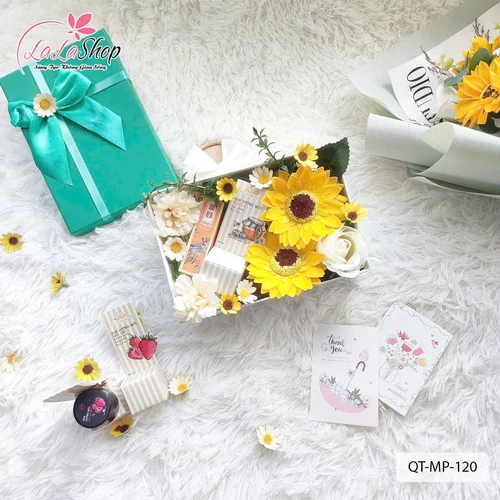 Hộp quà tặng son kem và son dưỡng kèm hoa quà tặng ngọt ngào ý nghĩa