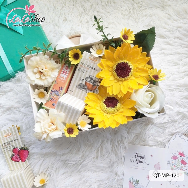 Hộp quà tặng son kem và son dưỡng kèm hoa quà tặng ngọt ngào ý nghĩa