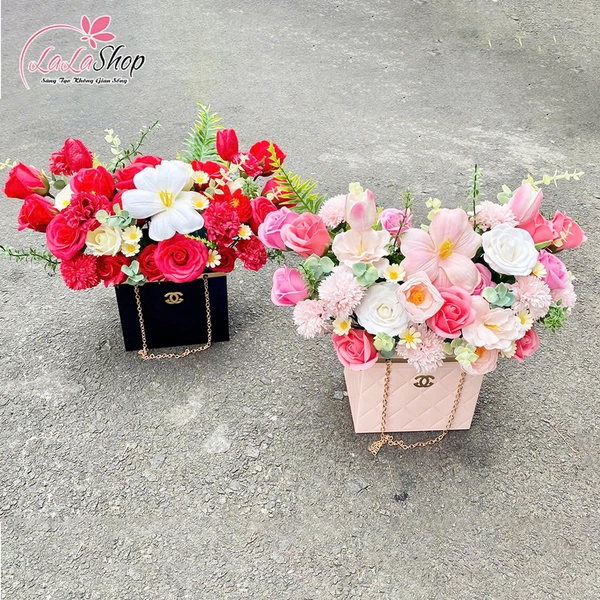 Giỏ Chanel hoa sáp thơm sang trọng để bàn quà tặng ngọt ngào
