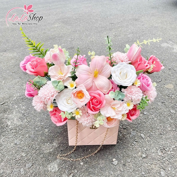 Giỏ Chanel hoa sáp thơm sang trọng để bàn quà tặng ngọt ngào