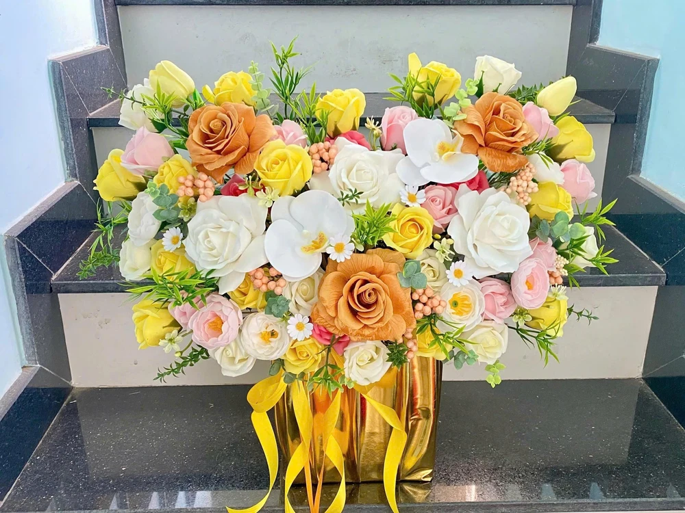 Lẵng hoa sáp thơm để bàn sắc vàng sắc đỏ nồng nàng quà tặng kỷ niệm đẹp