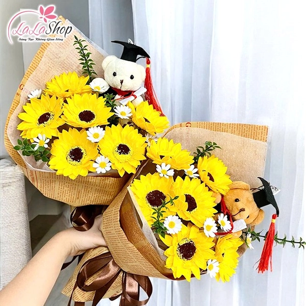 Bó hoa tốt nghiệp với Gấu, Cừu Bông xinh xắn mix cúc trắng mini