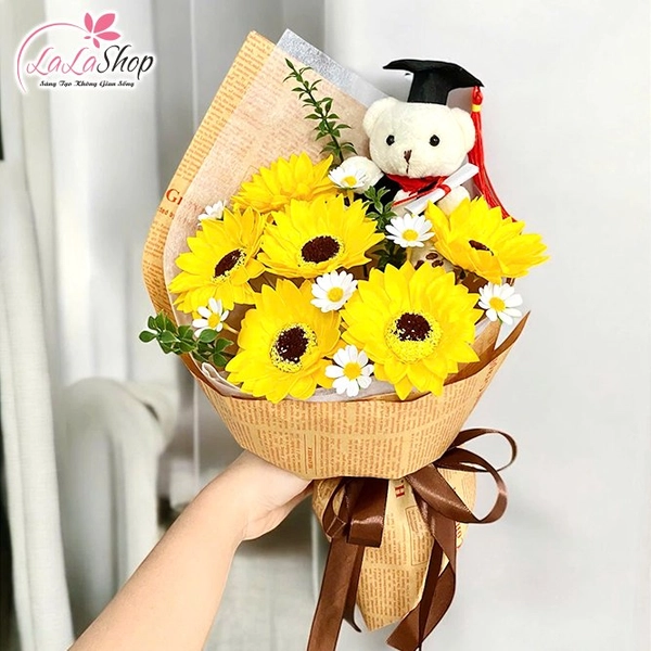 Bó hoa tốt nghiệp với Gấu, Cừu Bông xinh xắn mix cúc trắng mini