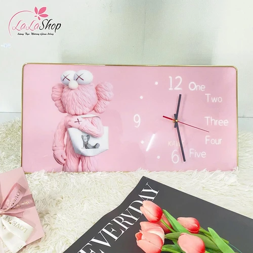 Tranh Đồng Hồ Treo Tường UV Pha Lê Bóng Gấu Kaws Hồng Hiện Đại