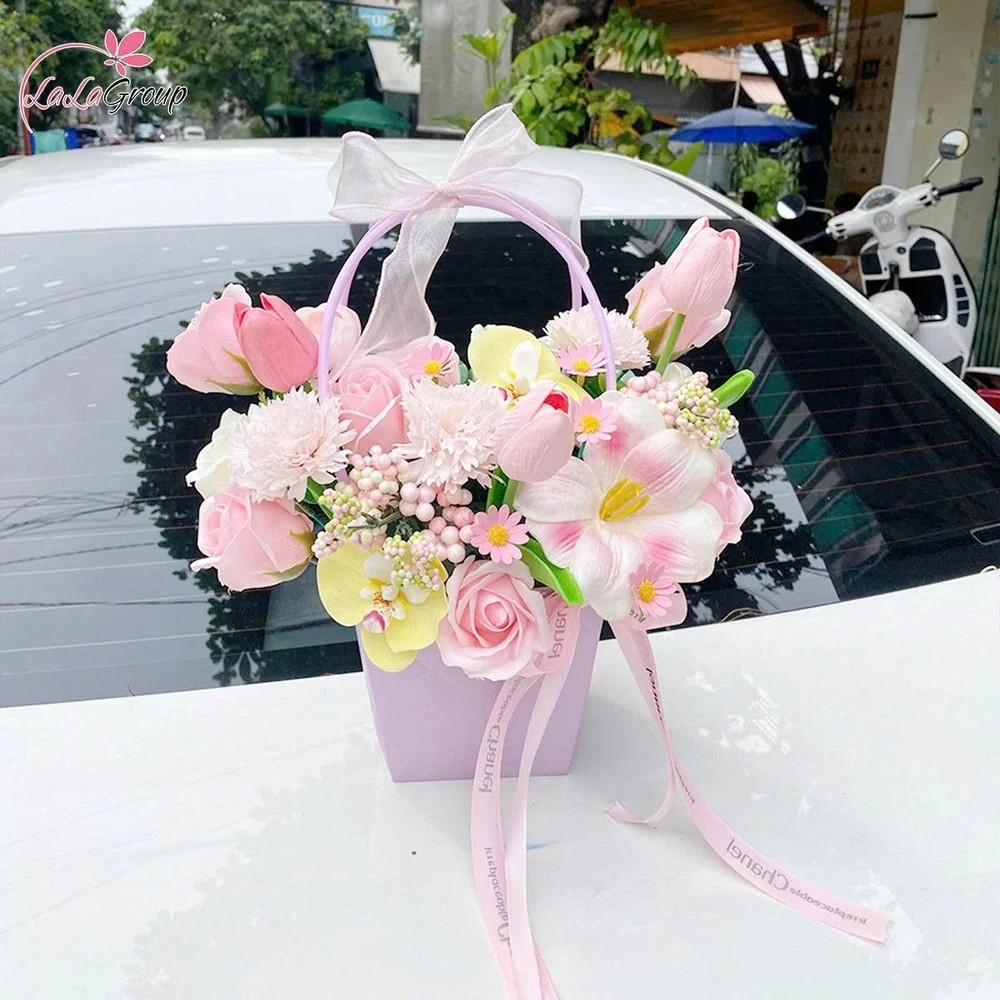 Giỏ hoa hồng sáp thơm mix nhiều loại hoa rực rỡ sắc màu