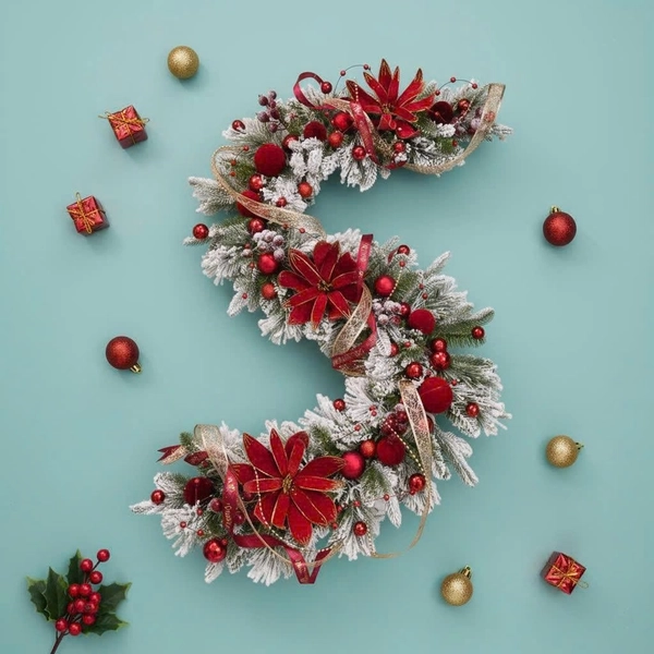 Dây thông Noel phủ tuyết gắn trái đỏ trang trí quả châu nhung đỏ và ruy băng 2m1